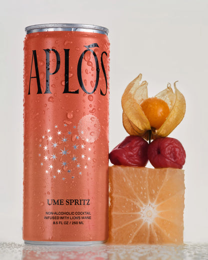 Ume Spritz Aplos en vaso con hielo — ciruela japonesa toronja espino amarillo te verde
