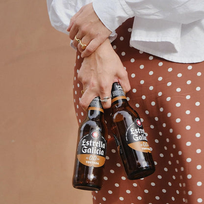 Estrella Galicia 0.0 Tostado sin alcohol vista lateral — malta tostada 47 kcal 0.0% ABV Panama