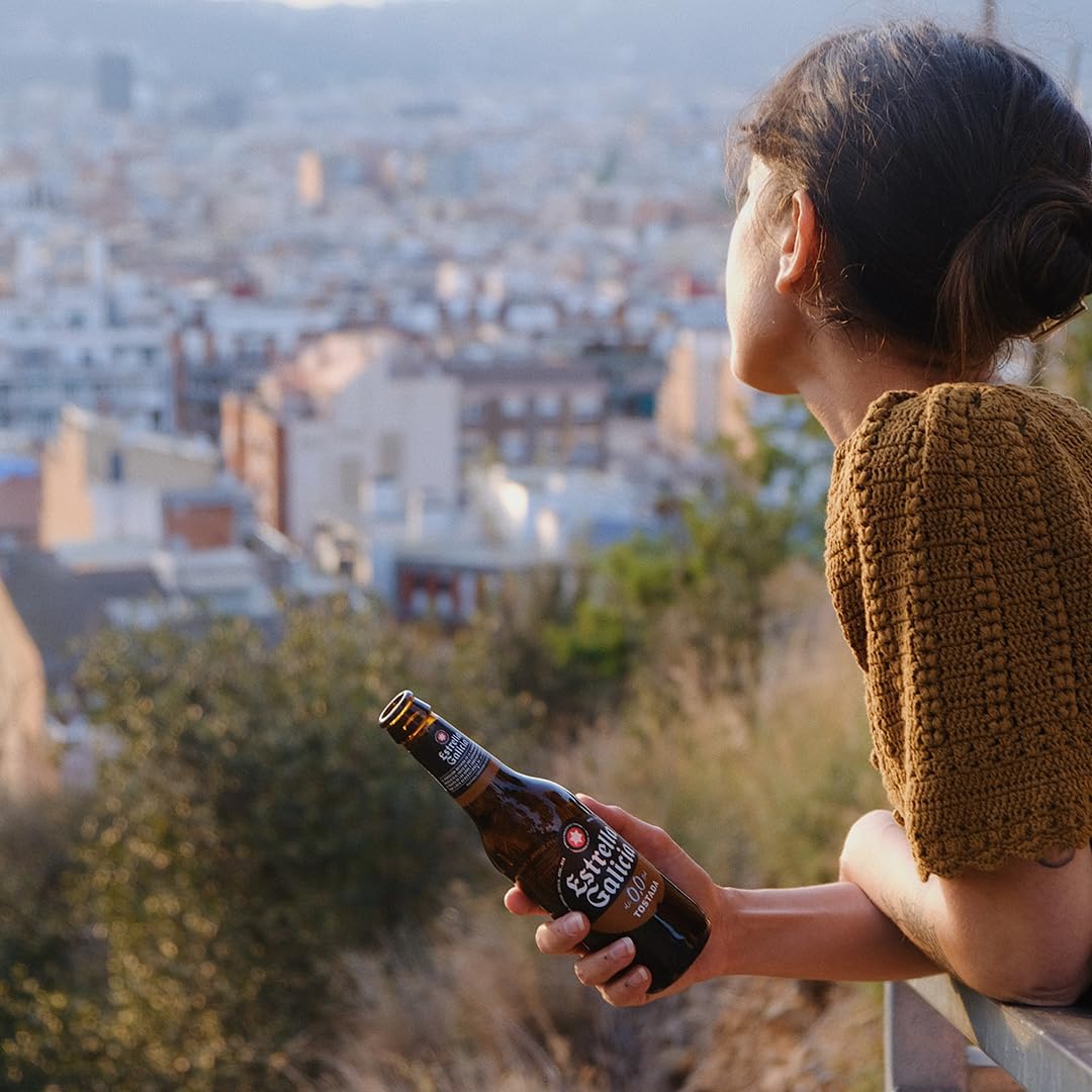 Estrella Galicia 0.0 Tostado sin alcohol detalle — cerveza ambar oscura reflejos naranjas sin gluten