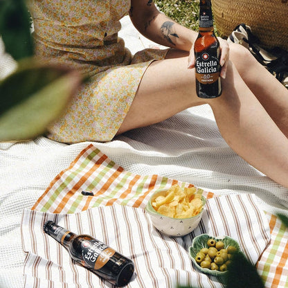 Estrella Galicia 0.0 Tostado sin alcohol lifestyle — cerveza tostada galleta pan lupulo herbal A Coruna