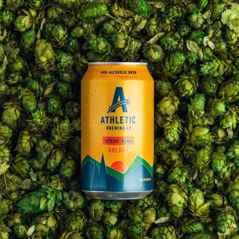 Upside Dawn Athletic Brewing servida en vaso — golden ale sin alcohol refrescante