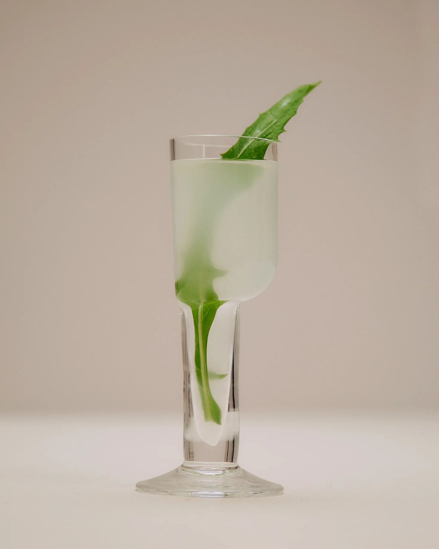 Ease Aplos sin alcohol en vaso con hielo — espiritu funcional 0.0% ABV sin azucar Panama
