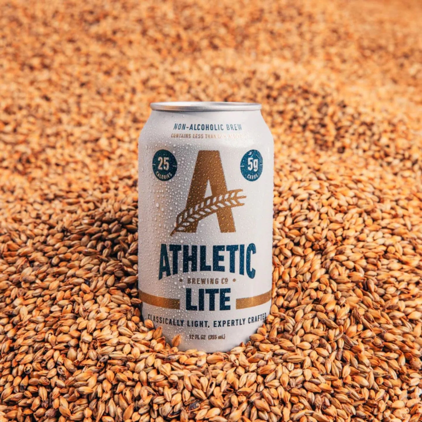 Athletic Lite non-alcoholic light beer can with background – Lata de cerveza light sin alcohol Athletic Brewing