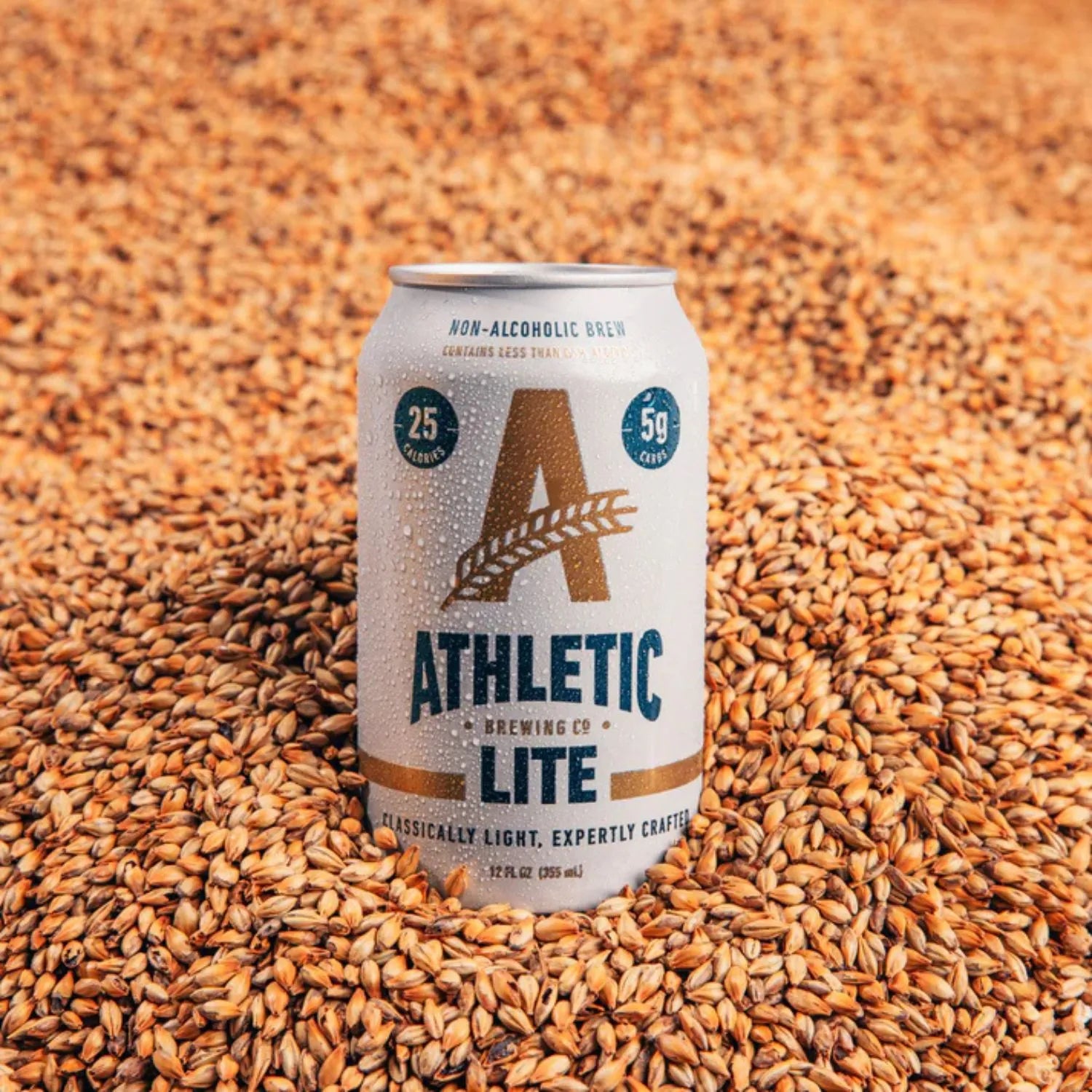 Athletic Lite non-alcoholic light beer can with background – Lata de cerveza light sin alcohol Athletic Brewing