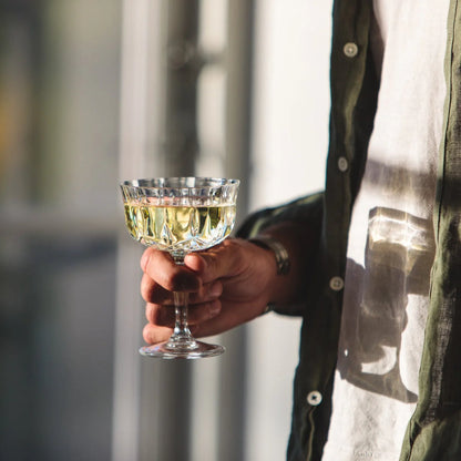 ISH Chardonnay sin alcohol servido en copa — vino blanco elegante 0.0% ABV