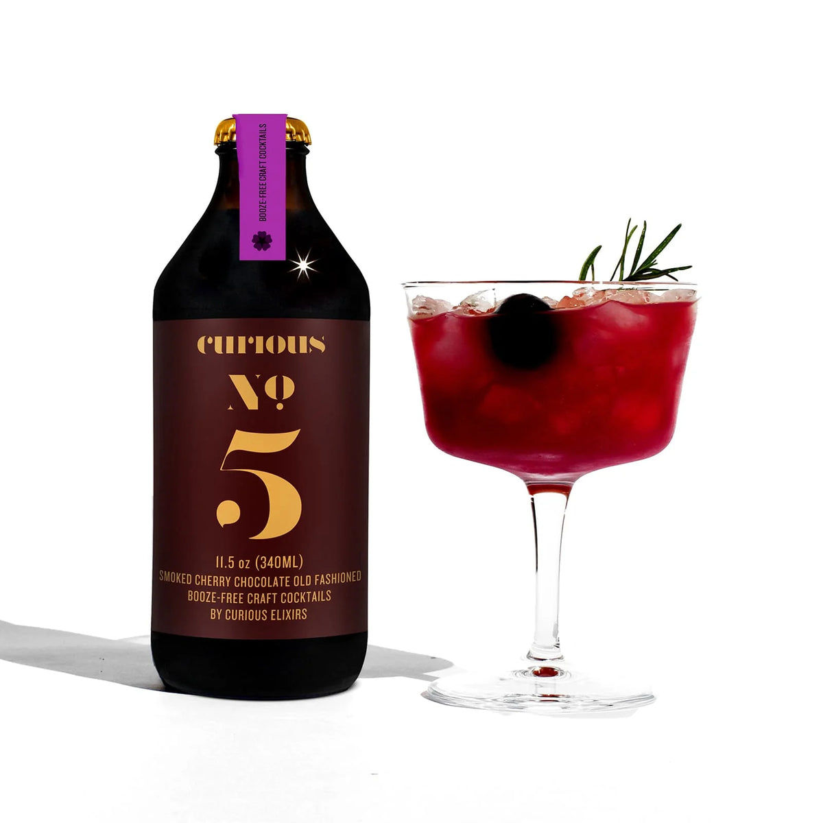 Curious No. 5 Curious Elixirs servido en vaso con hielo — Old Fashioned sin alcohol cacao canela ahumado