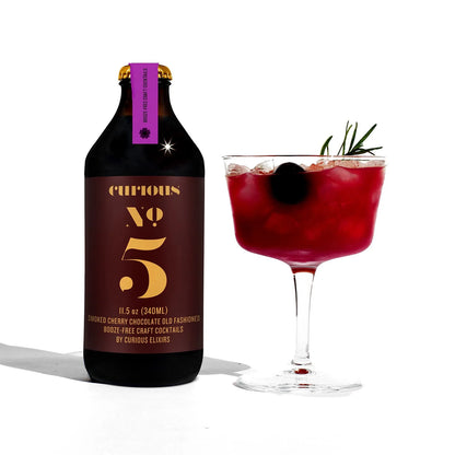 Curious No. 5 Curious Elixirs servido en vaso con hielo — Old Fashioned sin alcohol cacao canela ahumado