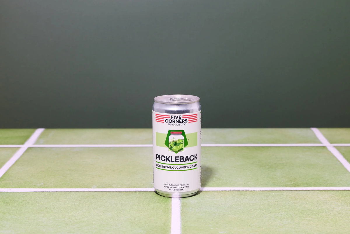 Pickleback Five Corners Beverage Co. lifestyle — espumante sin alcohol pepinillo salmuera sabor original