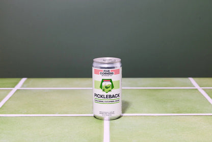 Pickleback Five Corners Beverage Co. lifestyle — espumante sin alcohol pepinillo salmuera sabor original