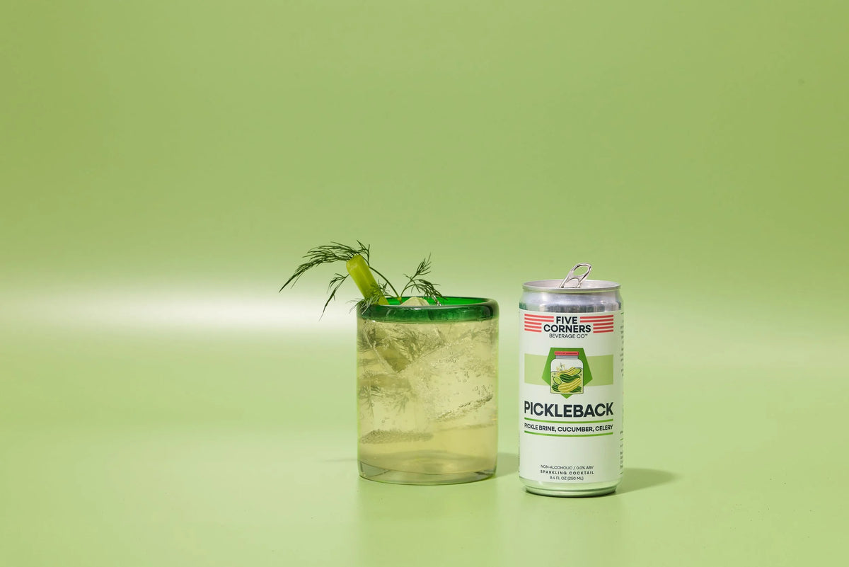 Pickleback Five Corners Beverage Co. en mesa — RTD sin artificiales natural baja en calorias Panama