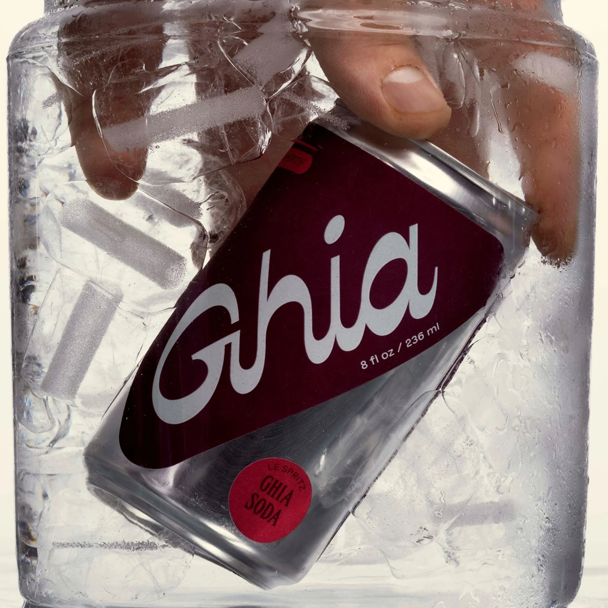 Ghia-Soda Le Spritz lifestyle — aperitivo sin alcohol amargo herbal soda premium golden hour