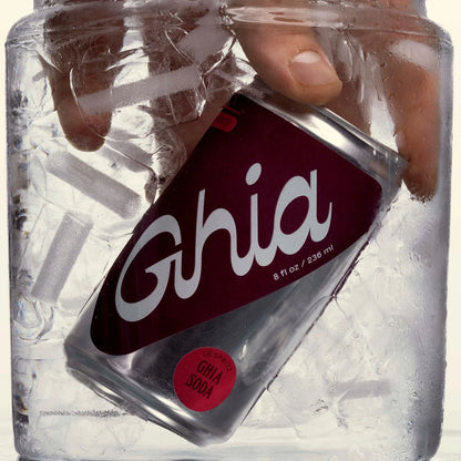 Ghia-Soda Le Spritz lifestyle — aperitivo sin alcohol amargo herbal soda premium golden hour