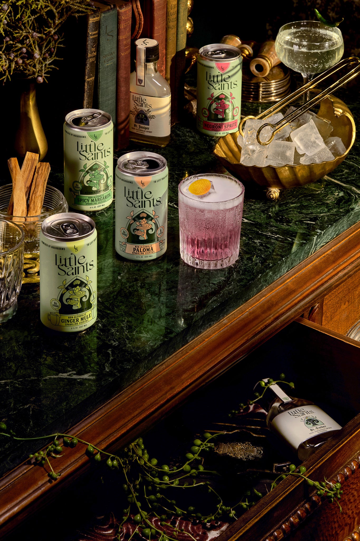 Variedad de latas Little Saints — cócteles sin alcohol con adaptógenos y hongos funcionales