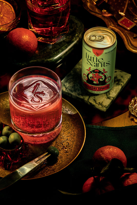 Negroni Spritz Little Saints servido en vaso — cóctel sin alcohol naranja amarga y Reishi