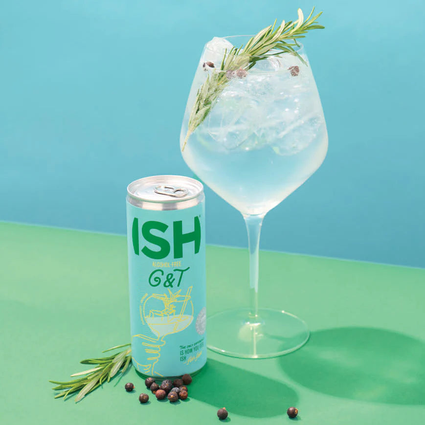 ISH G & T sin alcohol servido en vaso con hielo — gin tonic RTD sin alcohol fresco y botanico