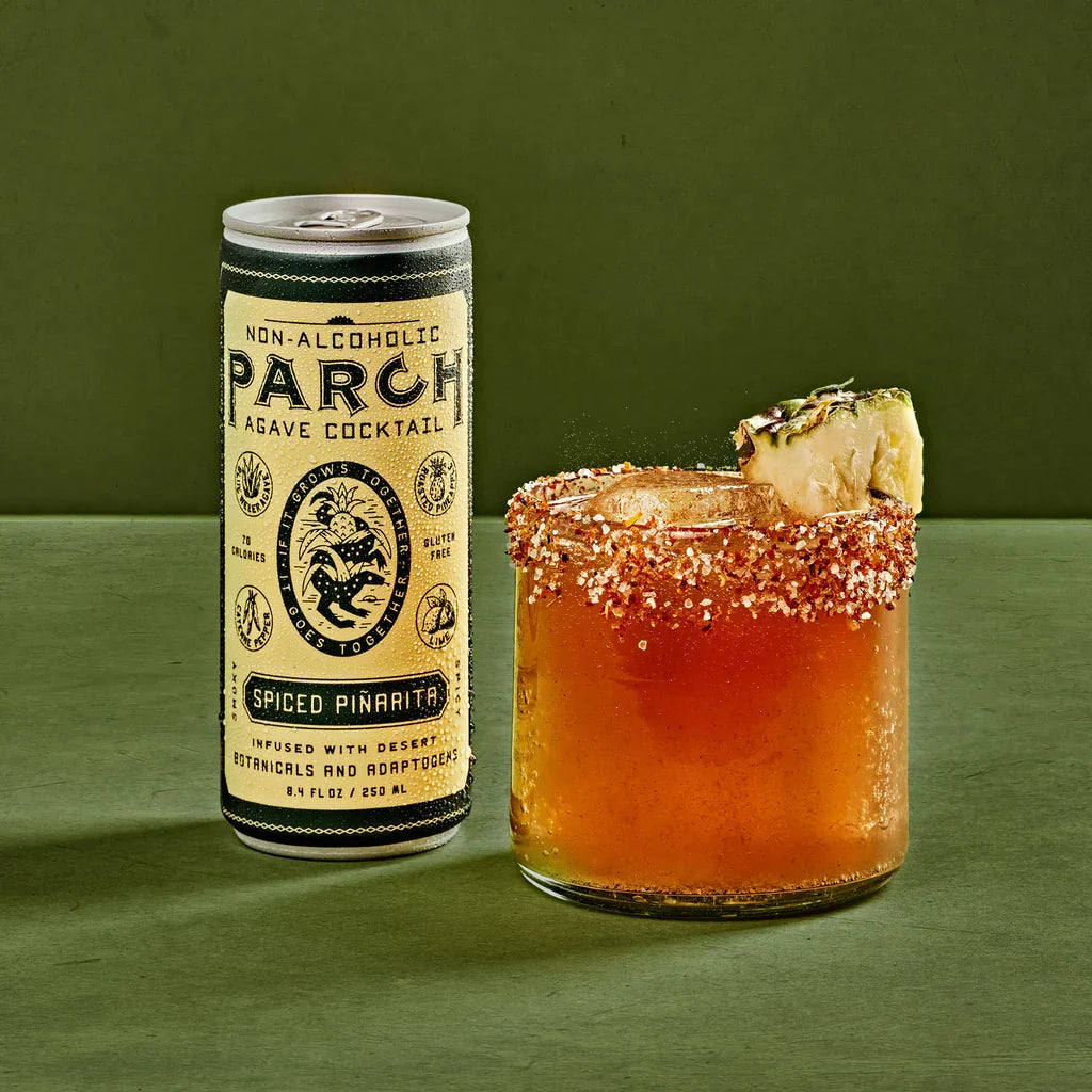 Spiced Pinarita Parch sin alcohol en vaso — coctel RTD pina cayena mole cacao adaptogenos