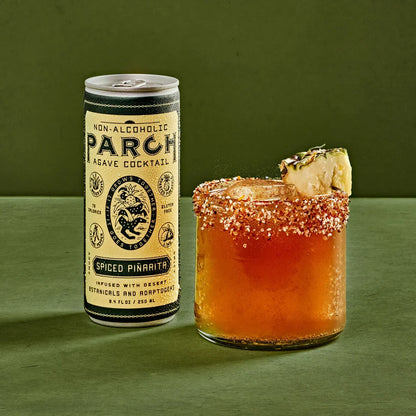 Spiced Pinarita Parch sin alcohol en vaso — coctel RTD pina cayena mole cacao adaptogenos