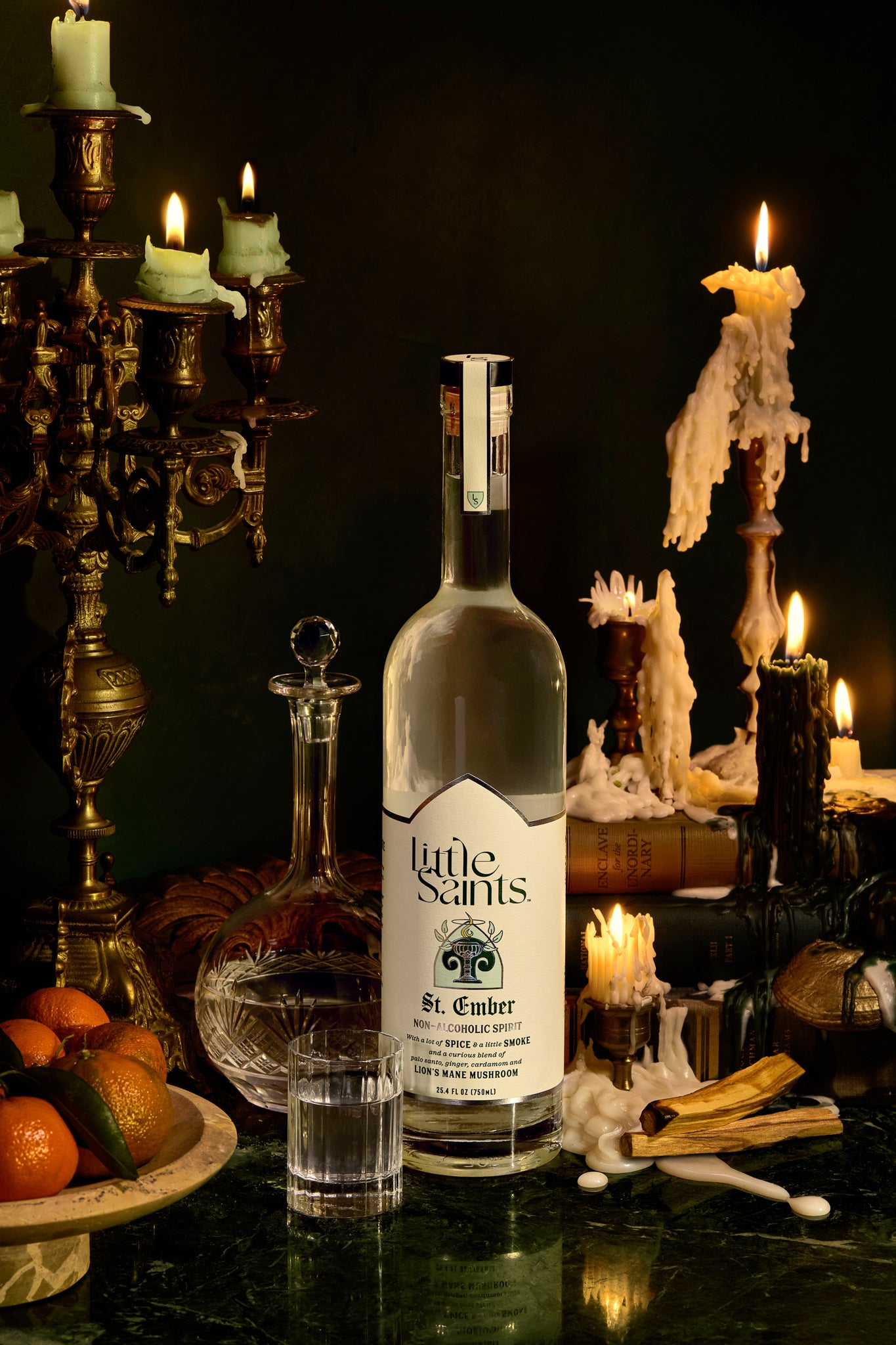 St. Ember Little Saints lifestyle — espíritu sin alcohol ahumado jengibre y cardamomo