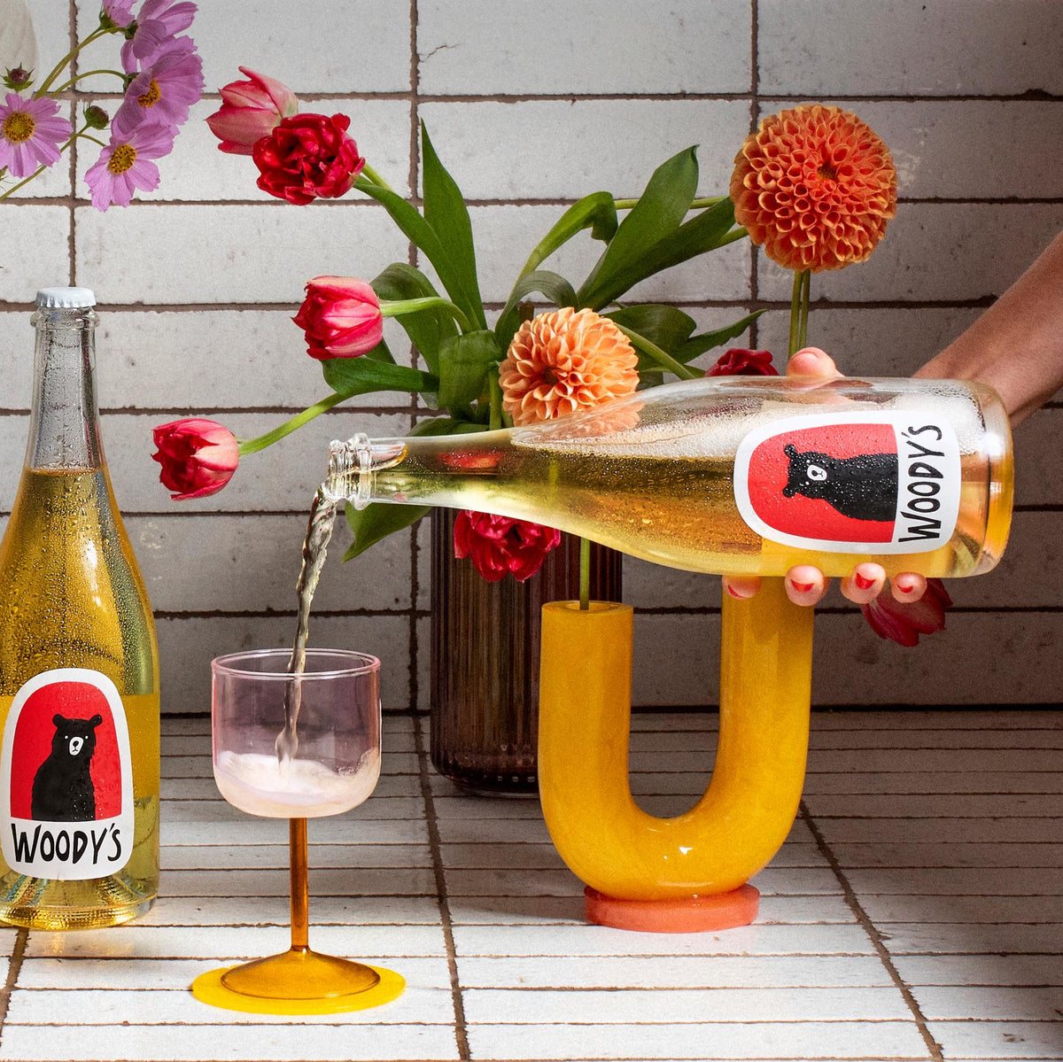 Woody's Blanc de Blanc sin alcohol sirviendo en copa — Chardonnay organico California viticultor tercera generacion