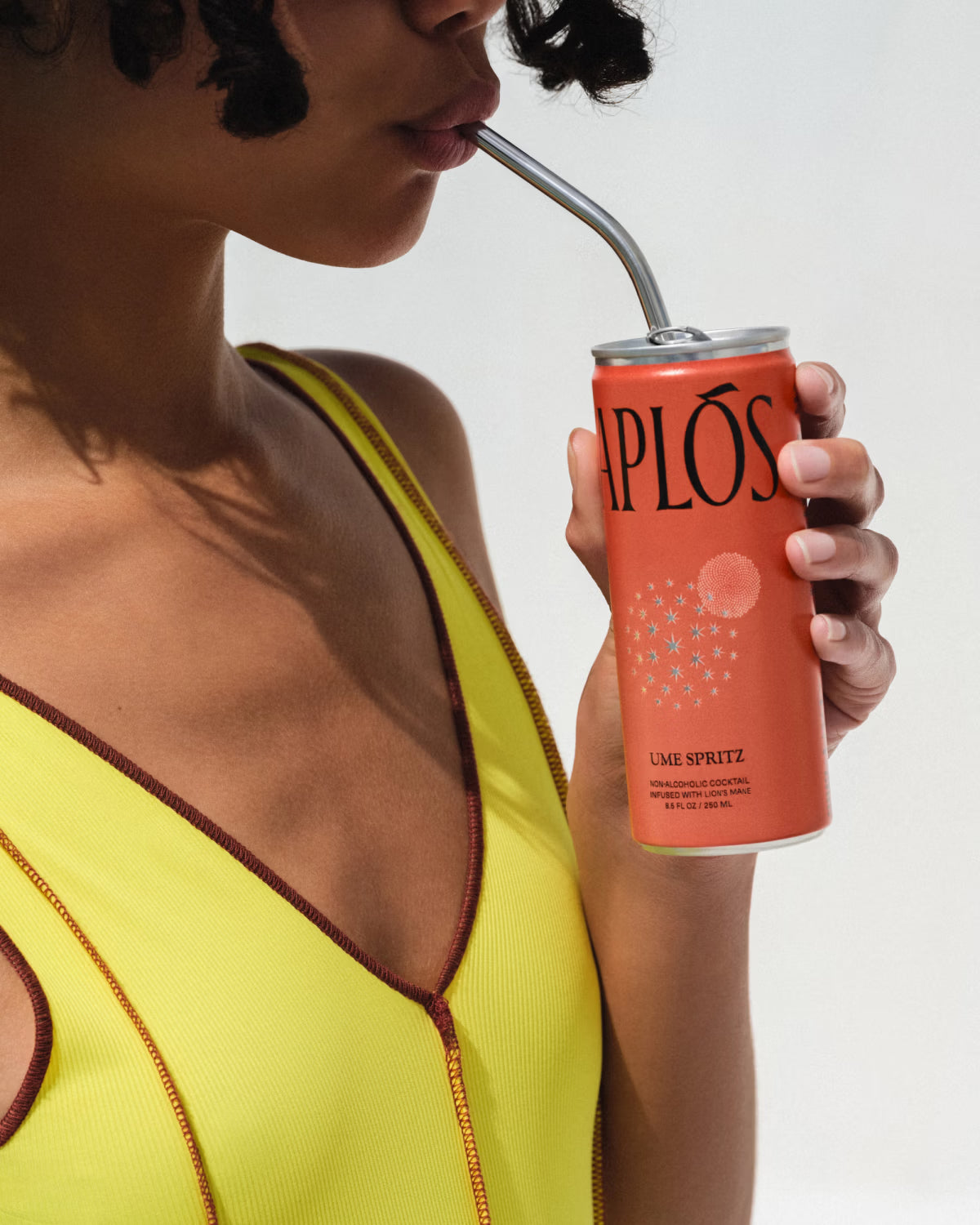 Ume Spritz Aplos en mesa — coctel sin alcohol funcional pack de 4 sober curious Panama