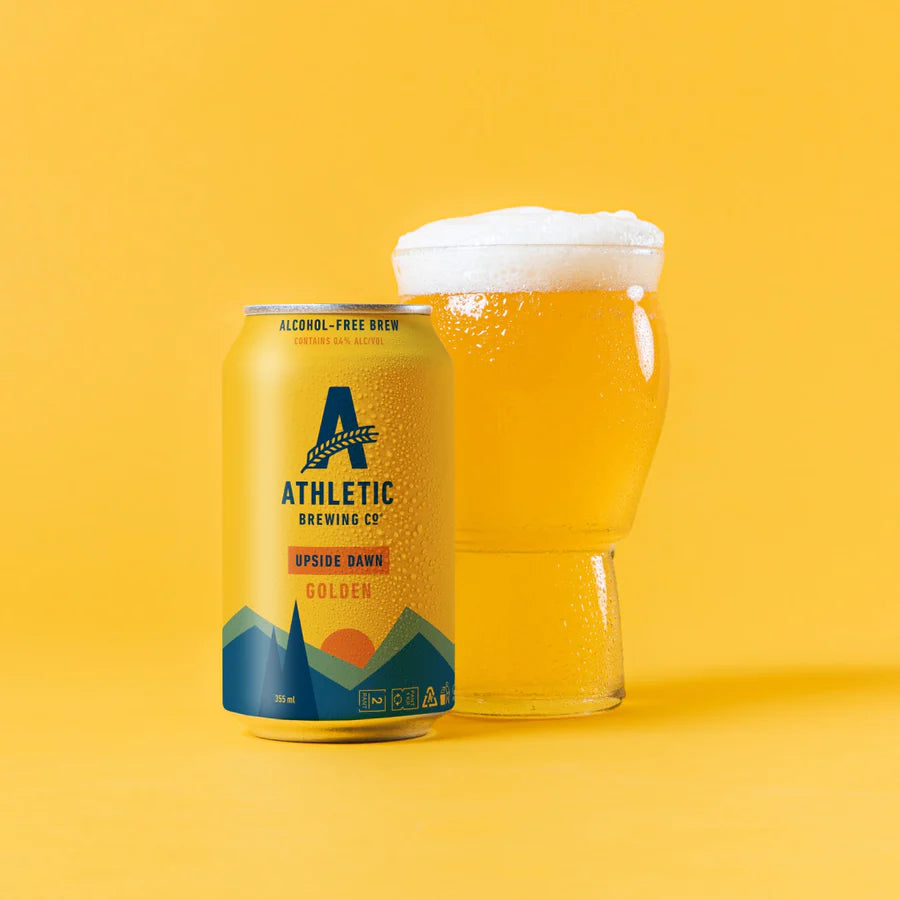 Upside Dawn sin alcohol con fondo lifestyle — cerveza dorada artesanal Athletic Brewing