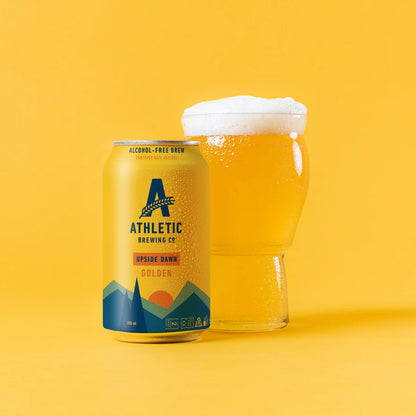 Upside Dawn sin alcohol con fondo lifestyle — cerveza dorada artesanal Athletic Brewing