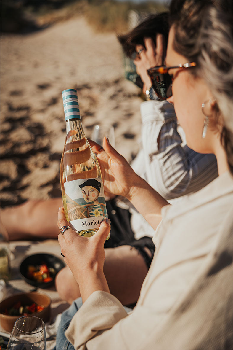 Marieta Zero sin alcohol detalle etiqueta — Albarino Rias Baixas vegano sin gluten 18 kcal