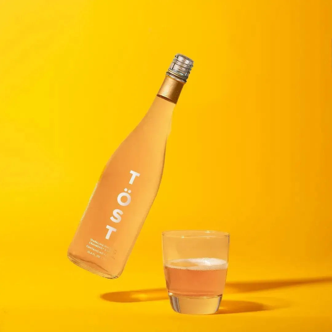 TÖST Sparkling White Tea Cranberry Ginger sin alcohol — botella frontal espumante 0.0% ABV