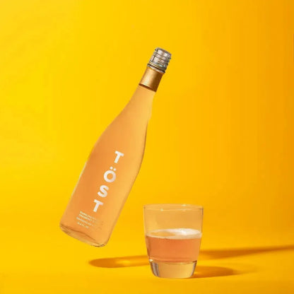 TÖST Sparkling White Tea Cranberry Ginger sin alcohol — botella frontal espumante 0.0% ABV