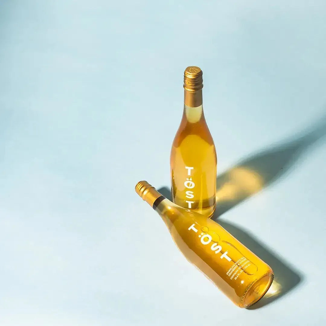 TÖST Sparkling White Tea lifestyle — celebración sin alcohol con espumante botánico