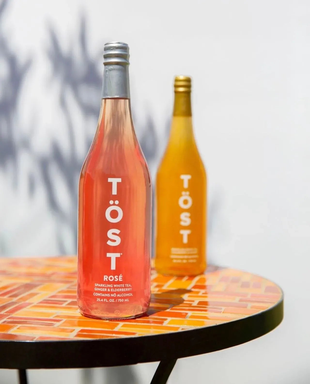TOST Sparkling Rose servido en copa — alternativa champagne rosado sin alcohol para celebraciones