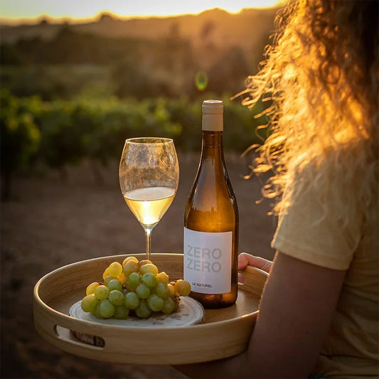 Le Naturel Zero Zero Blanco sin alcohol lifestyle — vino blanco organico Navarra Espana 0.0% ABV